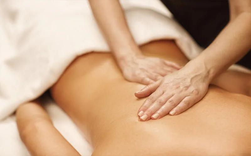 Kỹ thuật viên massage cổ truyền vùng lưng cho khách tại Massage Cổ Phong