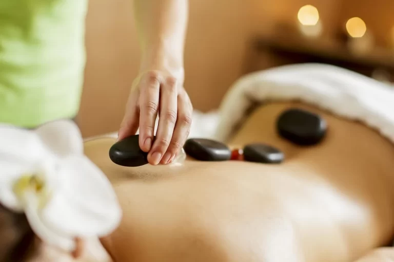 Massage đá nóng lưng giúp giãn cơ và lưu thông khí huyết tại Massage Cổ Phong