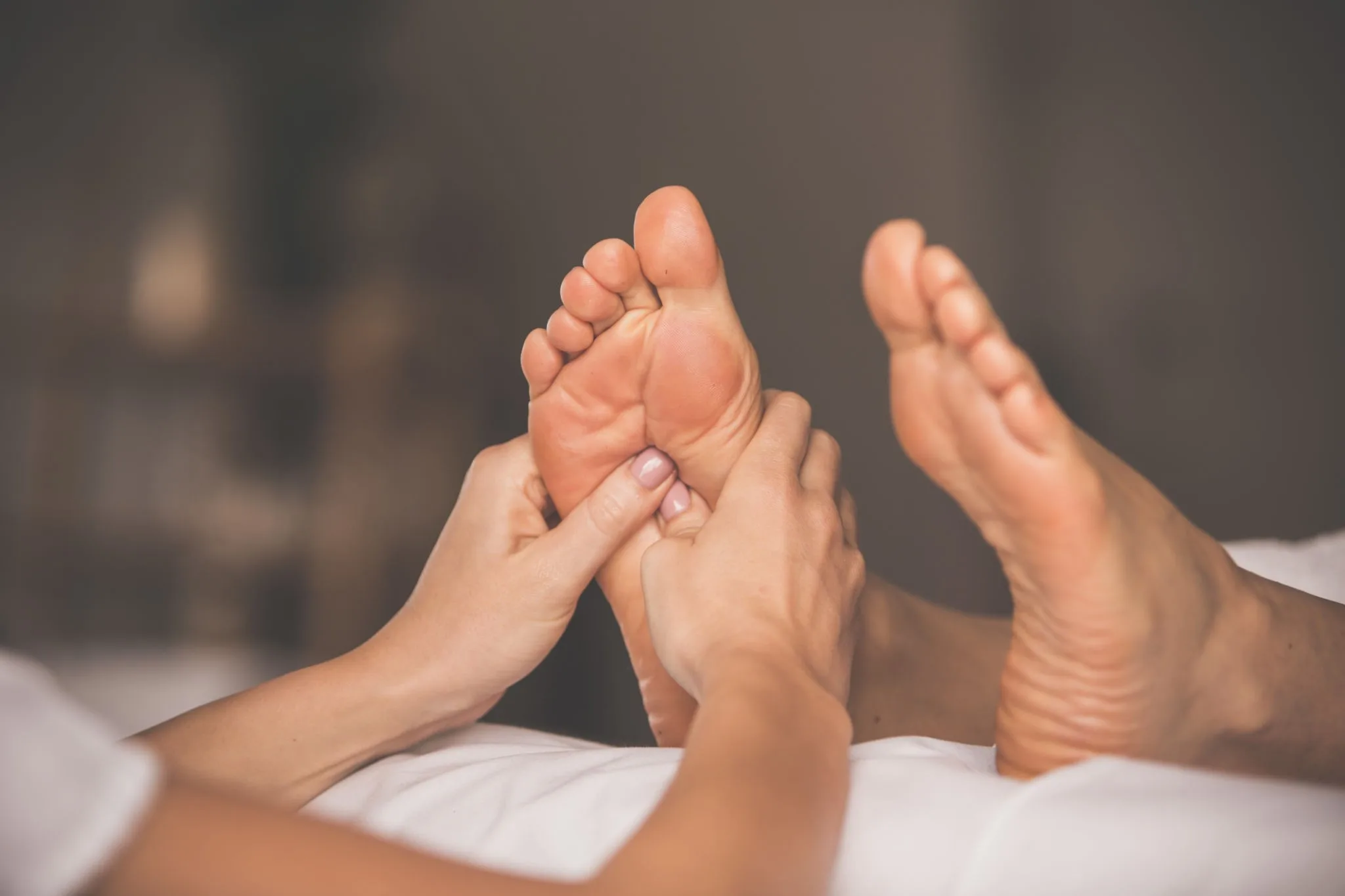 Massage TPHCM – Hệ Thống Massage Cổ Truyền Uy Tín Tại Sài Gòn Foot massage - massage chân tại Massage Cổ Phong TPHCM