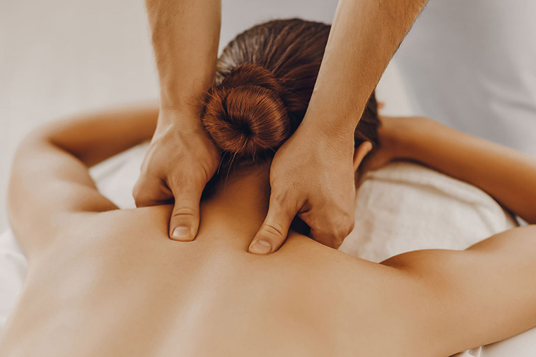 Thoát Vị Đĩa Đệm Có Nên Massage? Góc Nhìn Chuyên Sâu Từ Y Học Cổ Truyền Đến Thực Tiễn Trị Liệu thoát vị đĩa đệm có nên massage