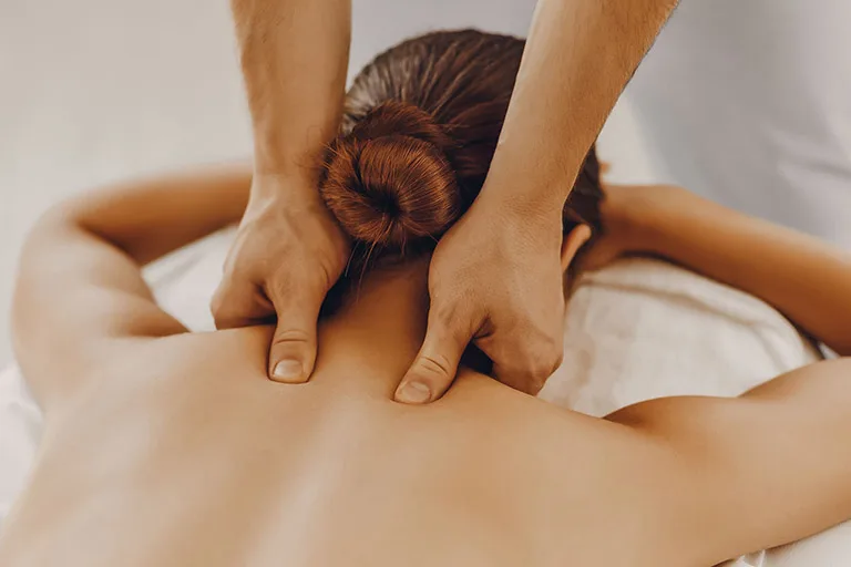 Thoát Vị Đĩa Đệm Có Nên Massage? Góc Nhìn Chuyên Sâu Từ Y Học Cổ Truyền Đến Thực Tiễn Trị Liệu thoát vị đĩa đệm có nên massage