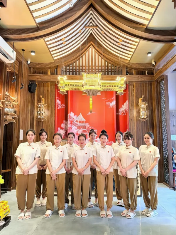 Đội ngũ kỹ thuật viên Massage Cổ Phong luôn sẵn sàng đón quý khách