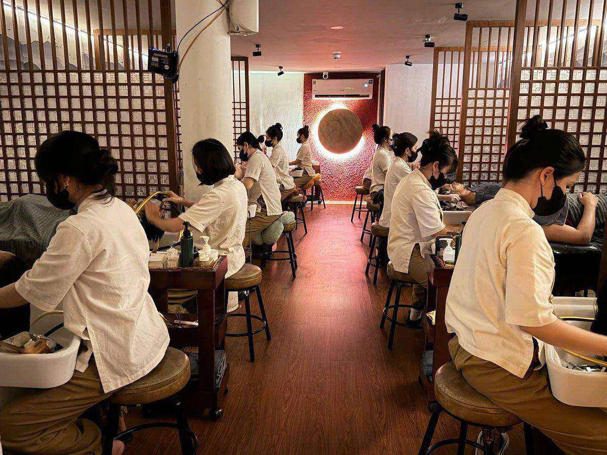 Gội đầu dưỡng sinh bao lâu một lần là tốt nhất? Kỹ thuật viên Cổ Phong gội đầu cho khách