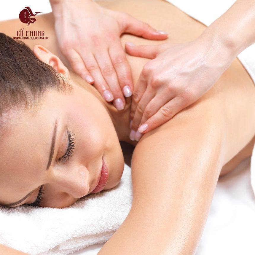 Ngủ dậy bị đau cổ vai gáy: nguyên nhân và cách xử lý ngay Massage cổ vai gáy giảm căng cứng khi ngủ dậy bị đau vai gáy